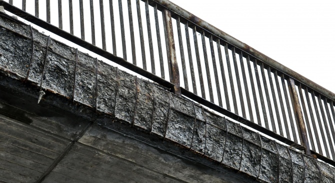Мъж скочи от моста на пазара в Асеновград и загина