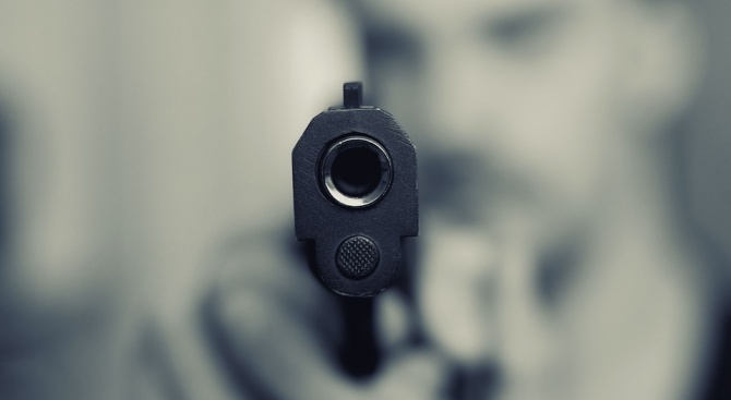 Полицай е обезвредил агресивен мъж с пистолет в центъра на Каспичан
