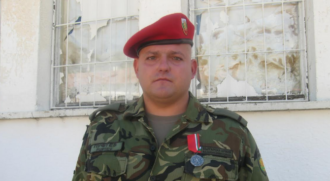 Военнослужещ от Сухопътните войски беше награден от  министъра на отбраната