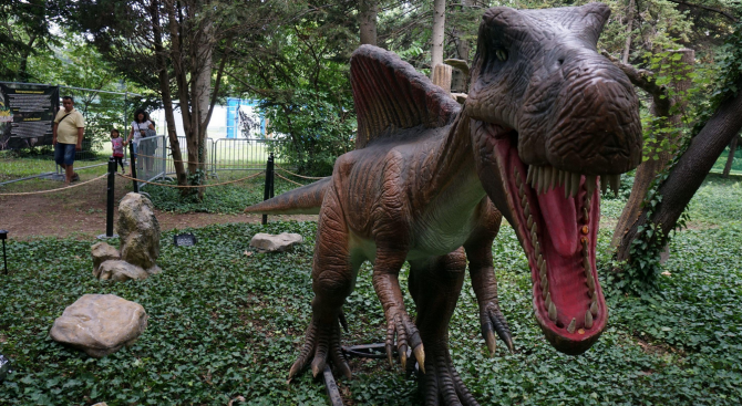 "Живи" динозаври нападнаха Морската градина на Варна (снимки)