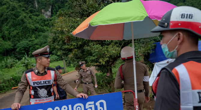 Българин в Тайланд: Водната маса е нахлула като цунами в пещерата