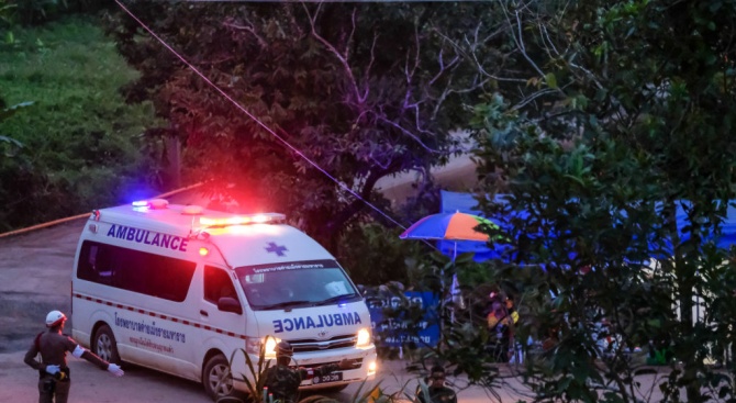 Подновиха отново спасителната операция в Тайланд 