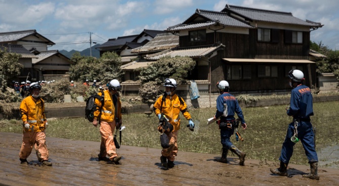 Жертвите на наводненията и свлачищата в Япония вече са 179