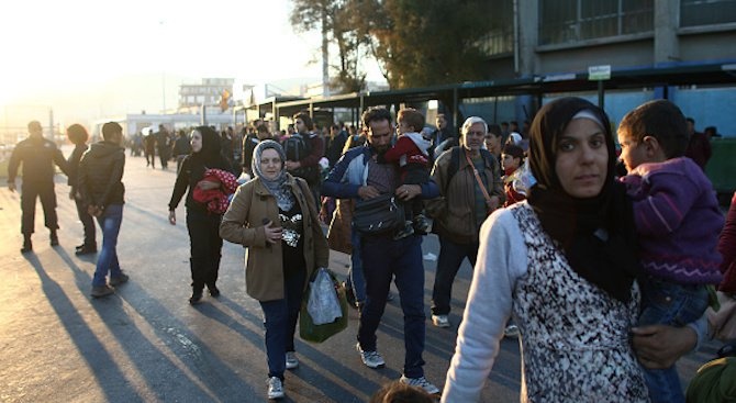 Петима пакистански бежанци, които нелегално преминали в България, са били върнати обратно в Турция.

