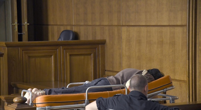 Герман Костин отново докаран на носилка в съдебната зала (снимки)