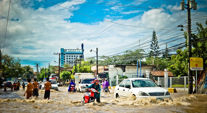 Най-малко 19 души загинаха в резултат на наводнения във Виетнам
