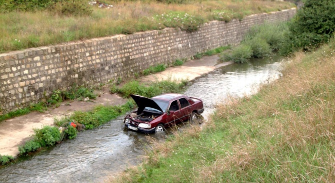 Кола е паднала в канал до Пловдив, шофьорът е починал