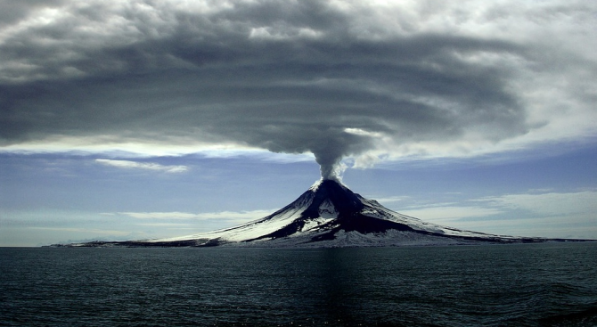 Евакуираха цял остров заради изригването на вулкан 