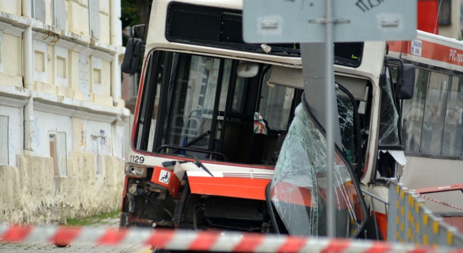 Автобус се заби в стълб в Пловдив