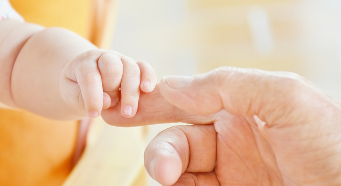 Подобрява се състоянието на бебето, чиято майка почина при раждането в Плевен 