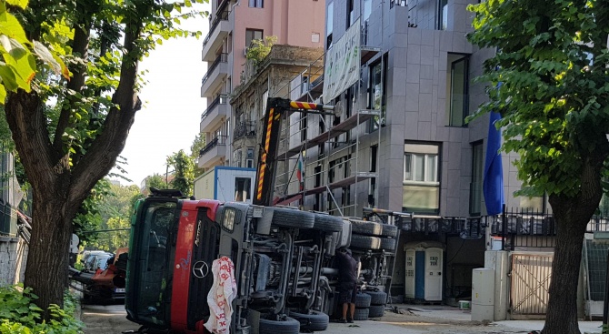  Автокран се обърна на улица във Варна (снимки)