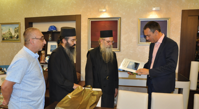 Монаси от Атон гостуваха на кмета на Бургас (снимки)
