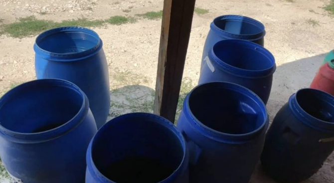 Митничари откриха близо 300 литра нелегален алкохол в селска къща 