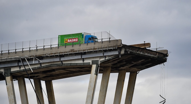 Компанията оператор на рухналия мост в Италия с първо изявление след трагедията