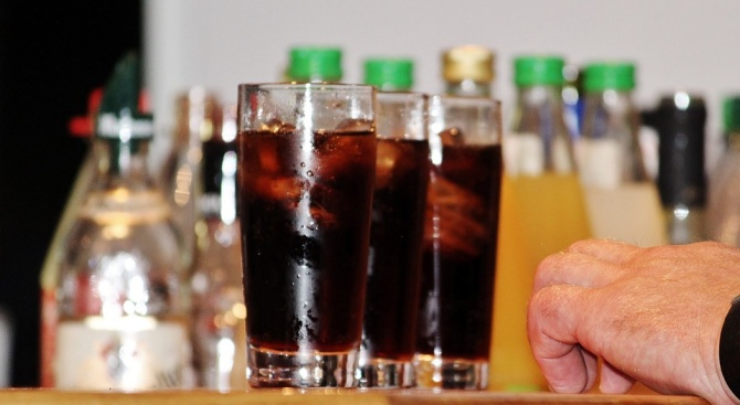 Над 600 литра безалкохолни напитки с изтекъл срок на годност са иззети от склад в Самоков