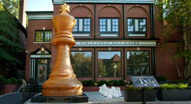 Най-голямата шахматна фигура бе показана в Сейнт Луис  (видео)