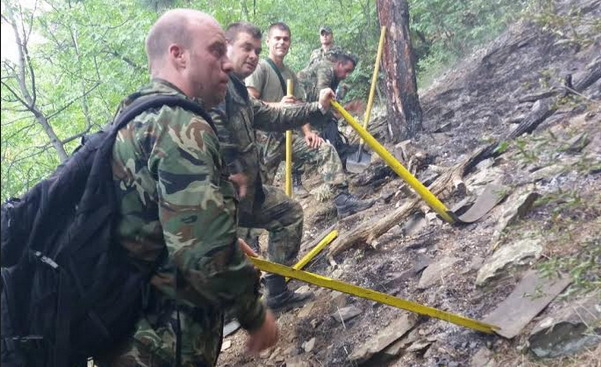  Военнослужещи от Сухопътните войски гасят пожар в Карловско