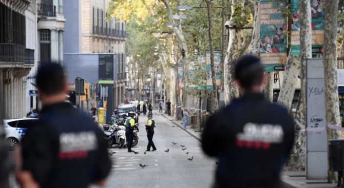 Испанската полиция простреля мъж, атакувал с нож полицаи
