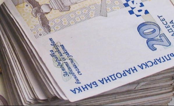 Жена от Габрово хвърли плик с 3000 лева и 1000 евро в него