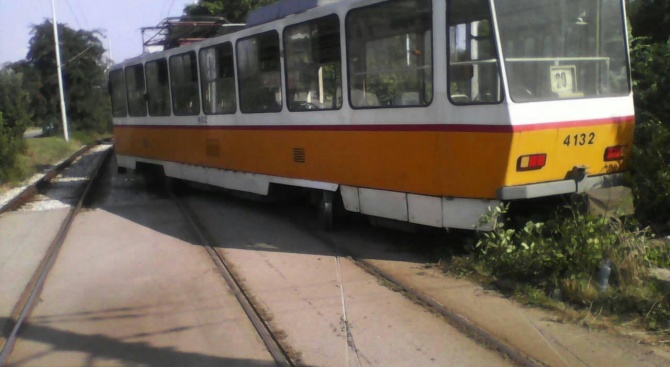 Меле в София! Два трамвая се удариха (снимки)