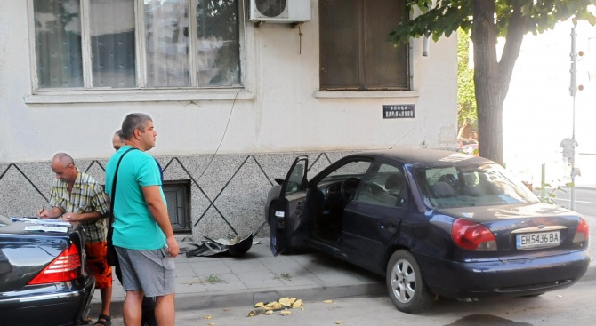 Кола се заби в стена на къща в Бургас (снимки)