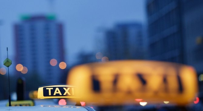 Нощни проверки на такситата в Бургас