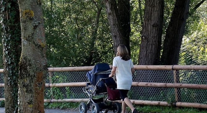 Автобус помете майка с детска количка във Варна