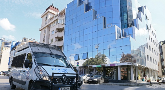 Обиски и разпити в сградата на "Сис Индъстрийс" в София (снимки)