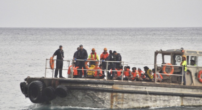 Испанските власти откриха петима мъртви мигранти в полупотънало корабче 