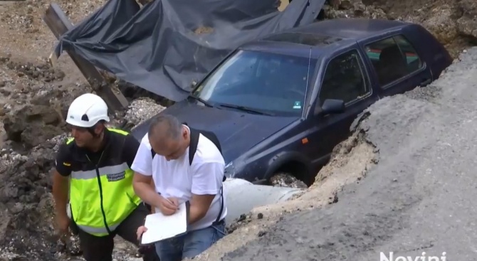 Кола пропадна в строителен изкоп в София (видео)