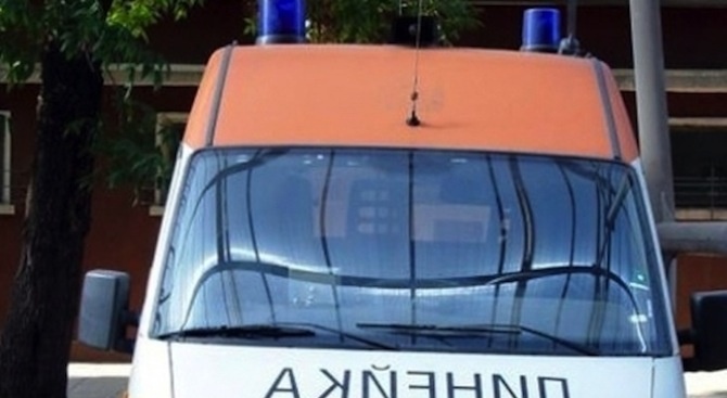 Кола се удари в автобусна спирка в с. Пчеларово, 6 деца пострадаха