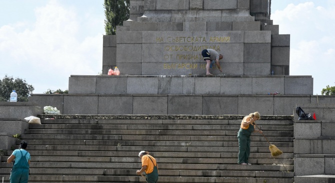 Паметникът на Съветската армия в София осъмна залят с блажна боя (видео+снимки)
