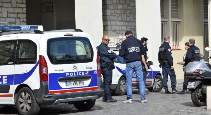 Нападение с нож в Париж, има пострадали 
