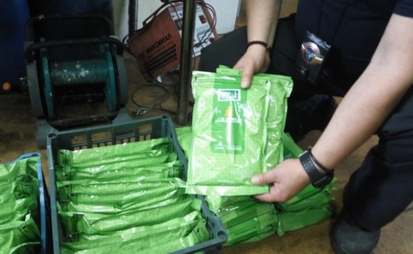 Откриха 30 кг паста за наргиле в пакети, укрити между дрехи в куфари