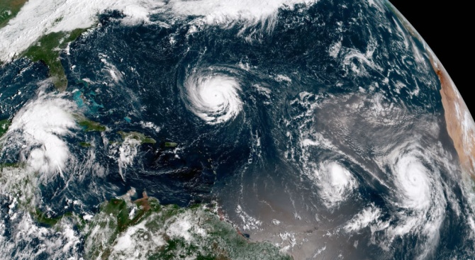 Ураганът Флорънс набира сила и може да връхлети американското югоизточно крайбрежие