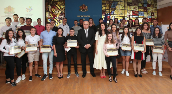 Министър Кралев и зам.-министър Колева наградиха участниците в конкурса “Спортувай с послание“