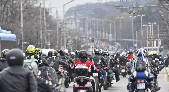 Хиляди мотористи с грандиозно шествие в нощна София (видео)