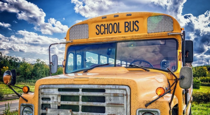 40-годишни автобуси возят ученици 