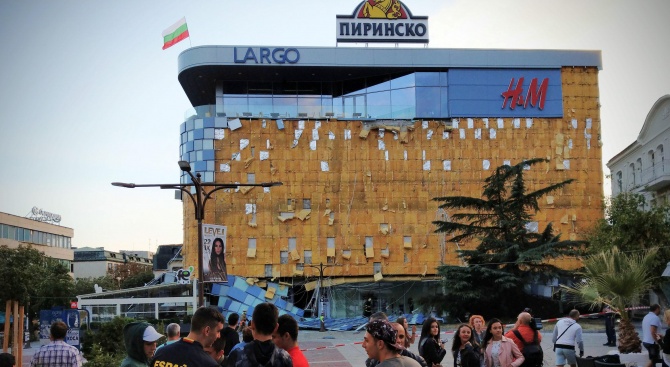 Уточняват причините за рухването на фасадата на мола в Благоевград (снимки)