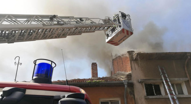 Мъж загина, опитвайки се да се спаси от пожар в Бургас (обновена) 