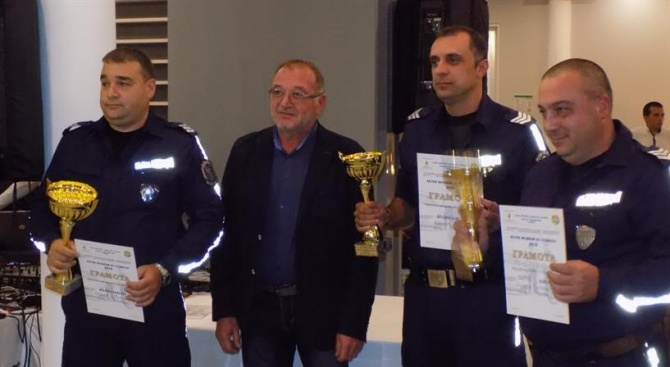 Двама претенденти си делят първото място за „Пътен полицай на годината“ 