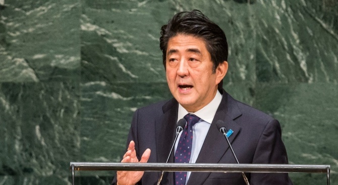 Японският премиер запази ключови министри при размествания в кабинета