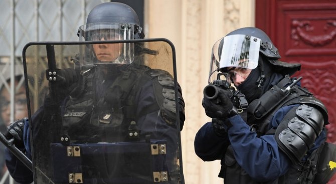 Във Франция задържаха 11 души по подозрение за тероризъм 