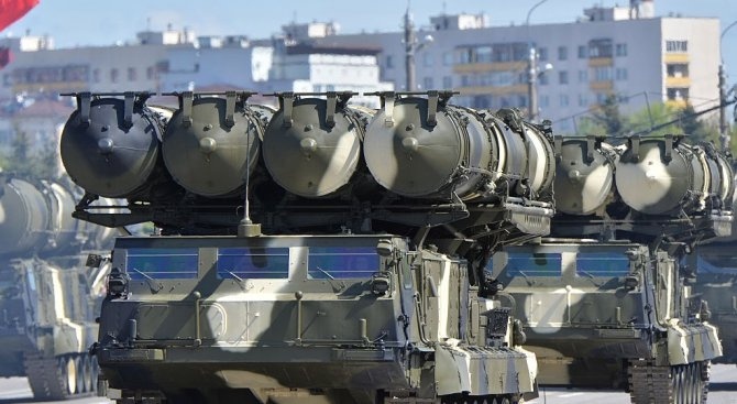 Русия достави първите противоракетни системи С-300 на Сирия (видео)