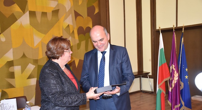 Кметът на Ловеч връчи голямата награда за социално предприемачество на Бисер Петков 