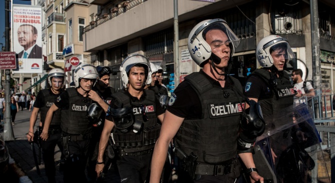 Уволниха над 600 служители на турска местна милиция 