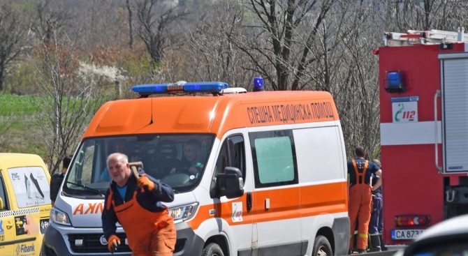 Тежка катастрофа между румънски ТИР и лека кола, загинал е шофьорът на автомобила