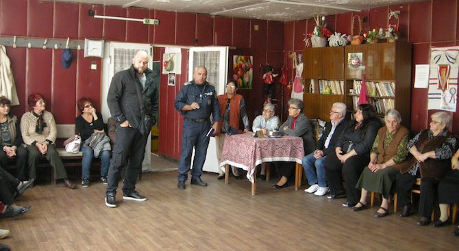 Служители на МВР изнасят беседи в пенсионерските клубове в Силистра (снимки)