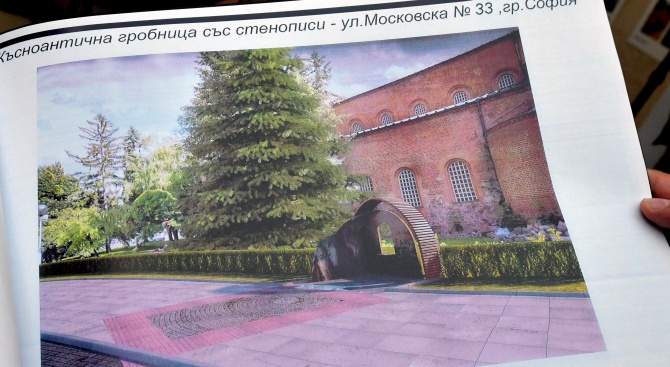 Правят реплика на откритата късноантична гробница на ул. „Московска” (снимки)