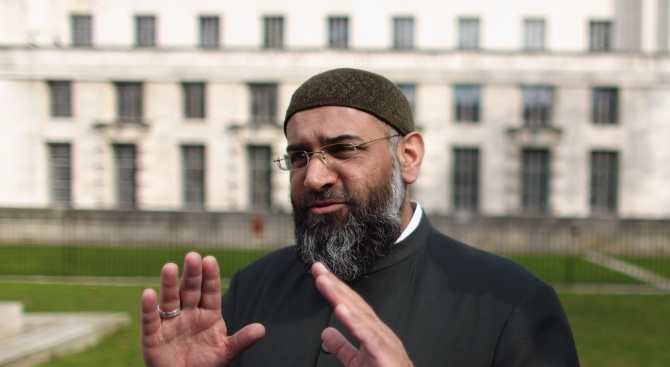 Извадиха ислямистки топпроповедник от лондонски затвор (видео)